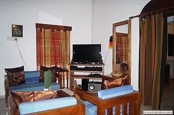Embiente Guest House Negombo 3*,