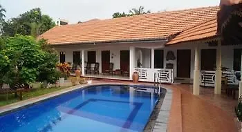 Embiente Guest House Negombo 3*,